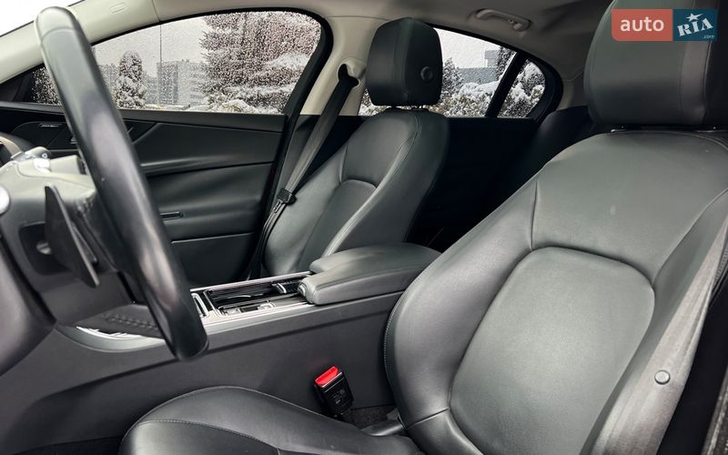Седан Jaguar XE 2018 в Львове