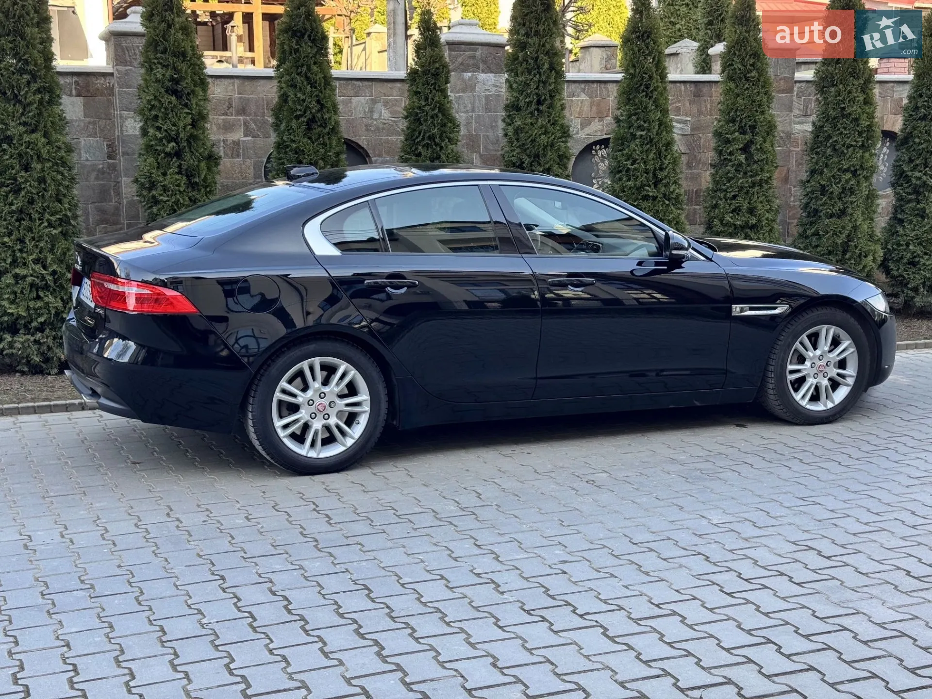 2016 Jaguar XE - мініатюра 2