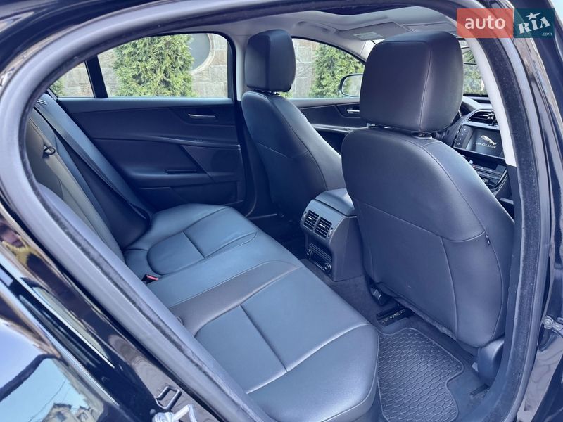 Седан Jaguar XE 2016 в Черновцах