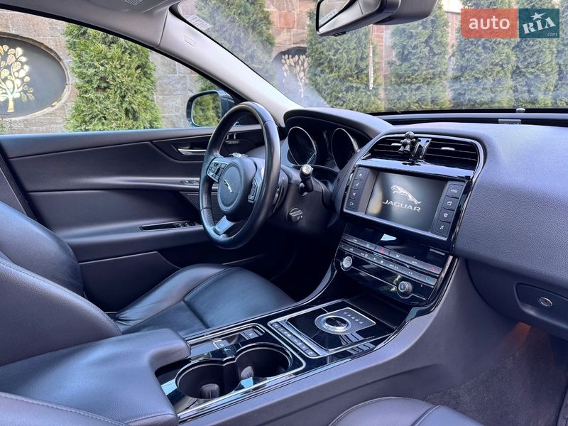 Седан Jaguar XE 2016 в Черновцах