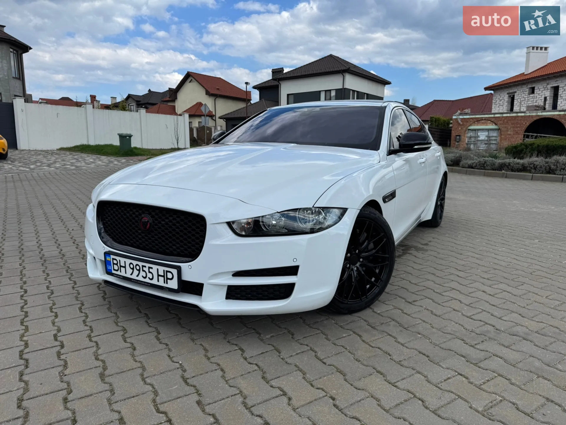 2018 Jaguar XE - мініатюра 2