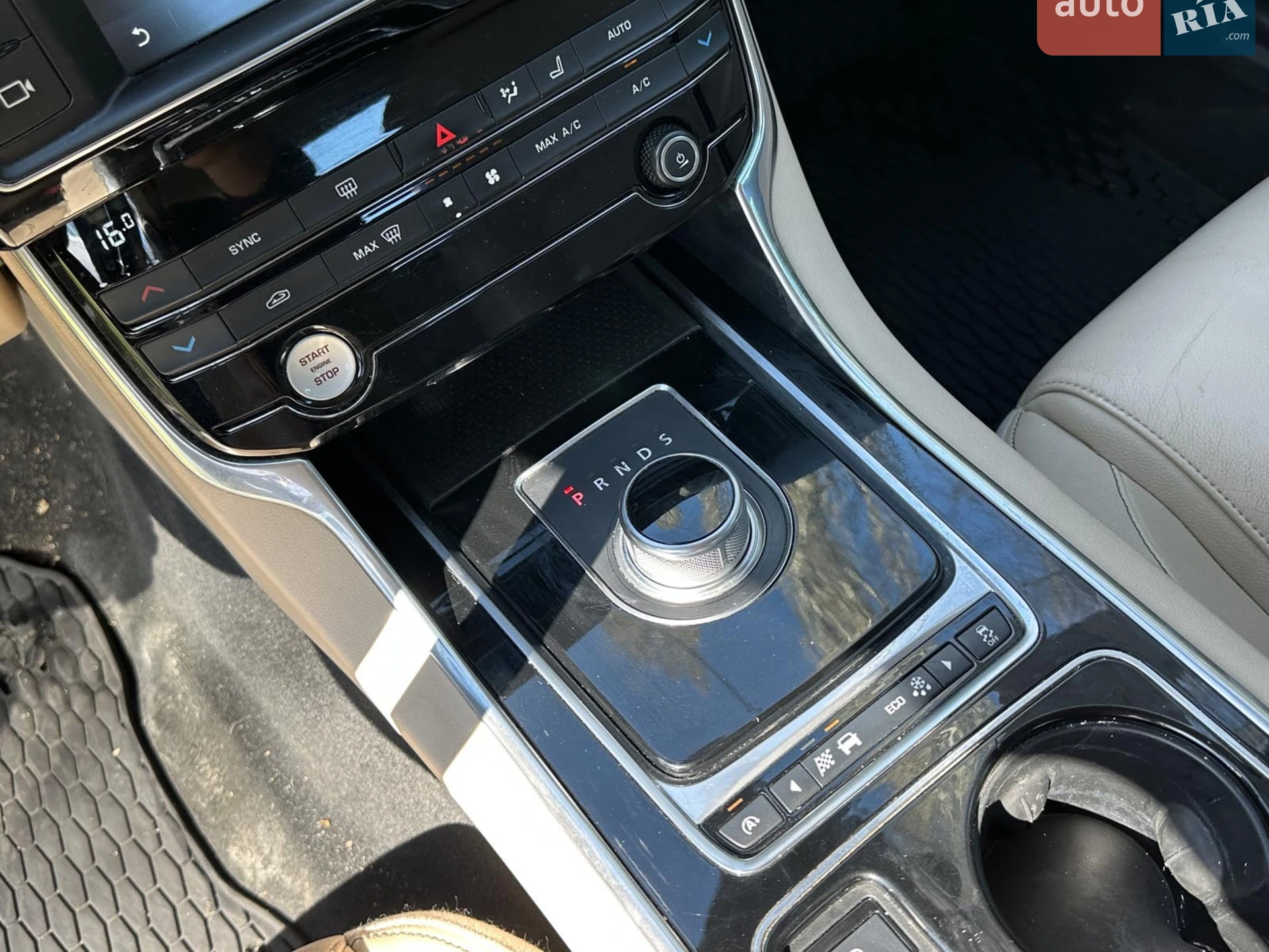 2015 Jaguar XE - мініатюра 13