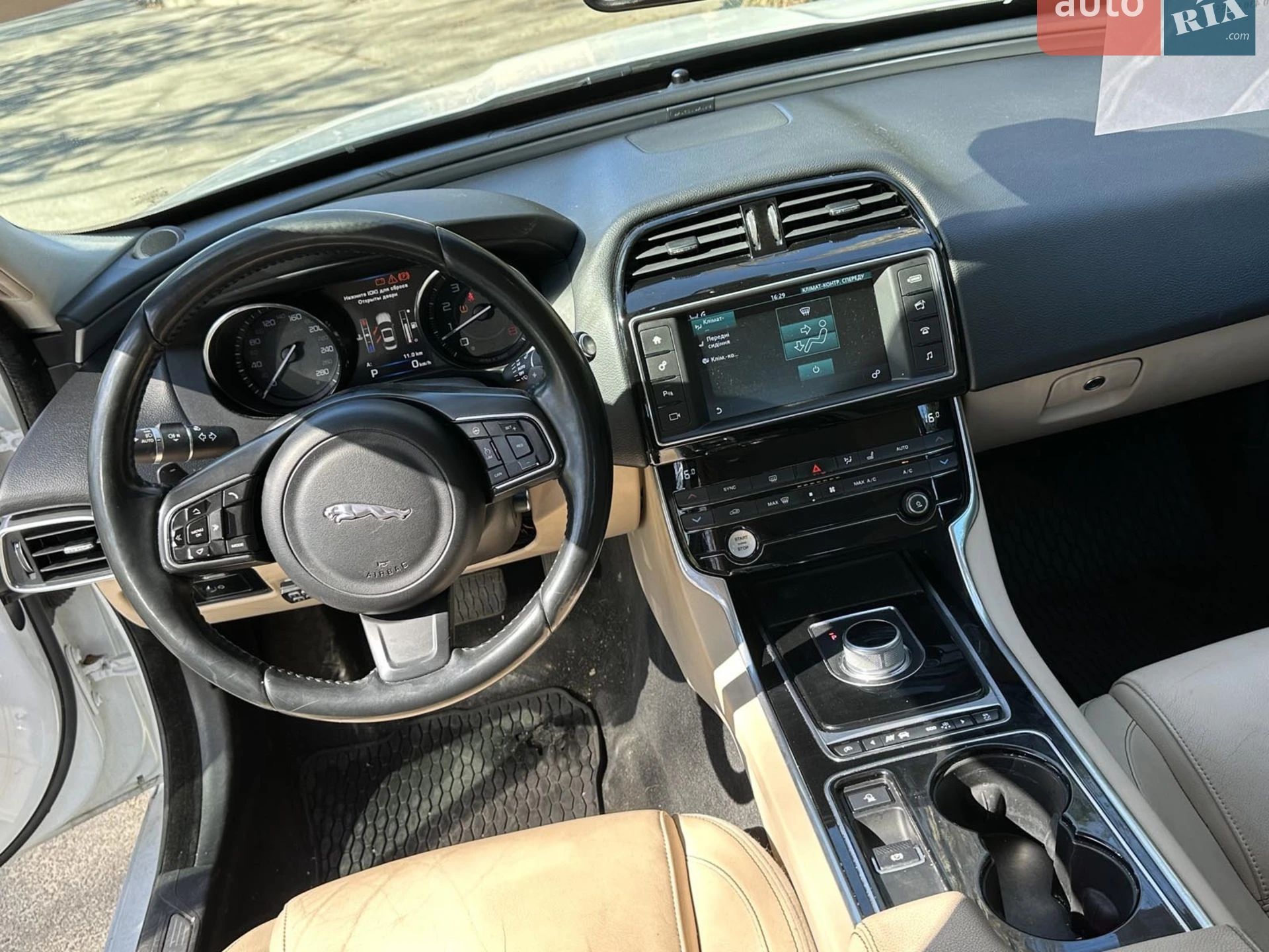 2015 Jaguar XE - мініатюра 16