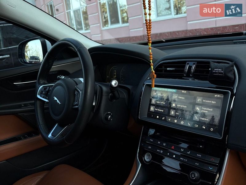 Седан Jaguar XE 2017 в Одесі