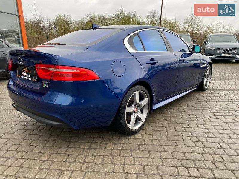Седан Jaguar XE 2015 в Львові