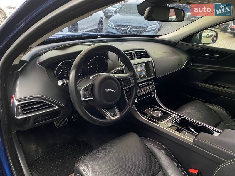 Седан Jaguar XE 2015 в Львові