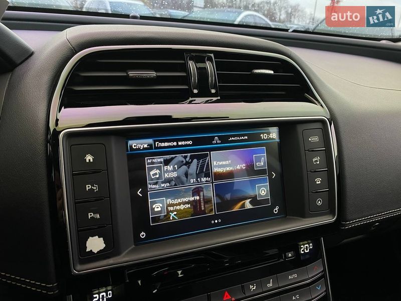 Седан Jaguar XE 2015 в Львові