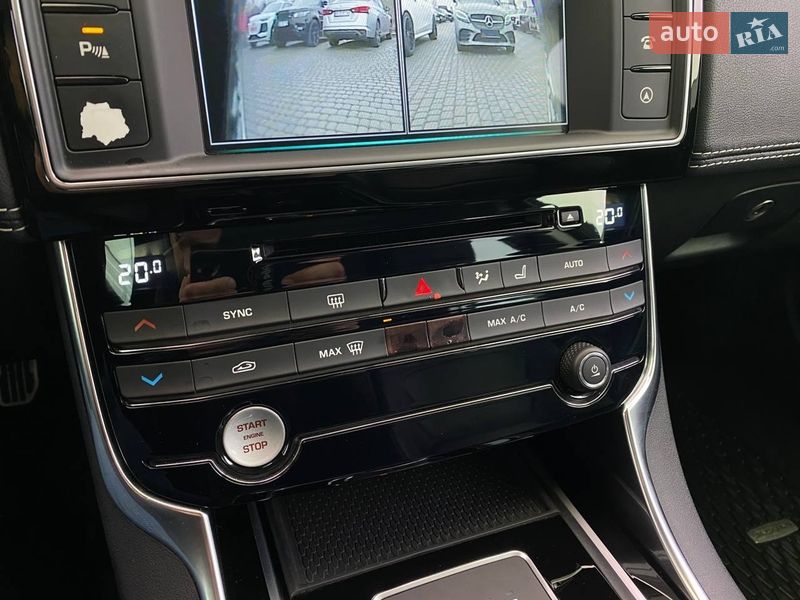 Седан Jaguar XE 2015 в Львові