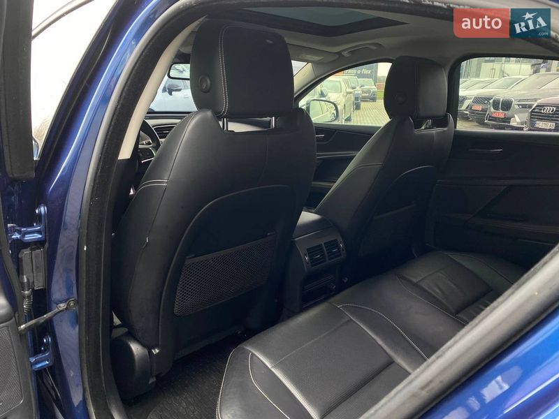 Седан Jaguar XE 2015 в Львові