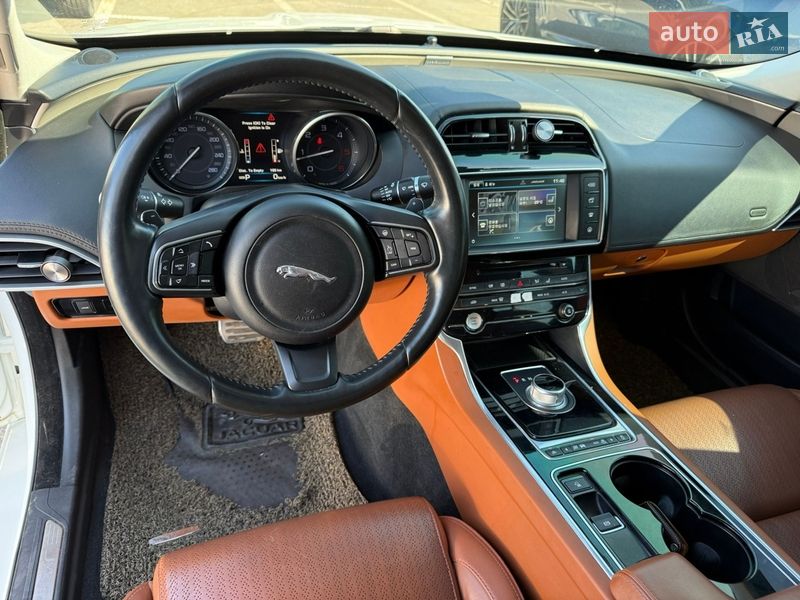 Седан Jaguar XE 2015 в Києві
