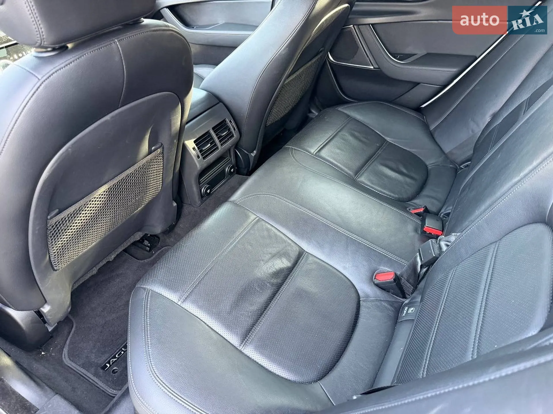 2019 Jaguar XE - мініатюра 2