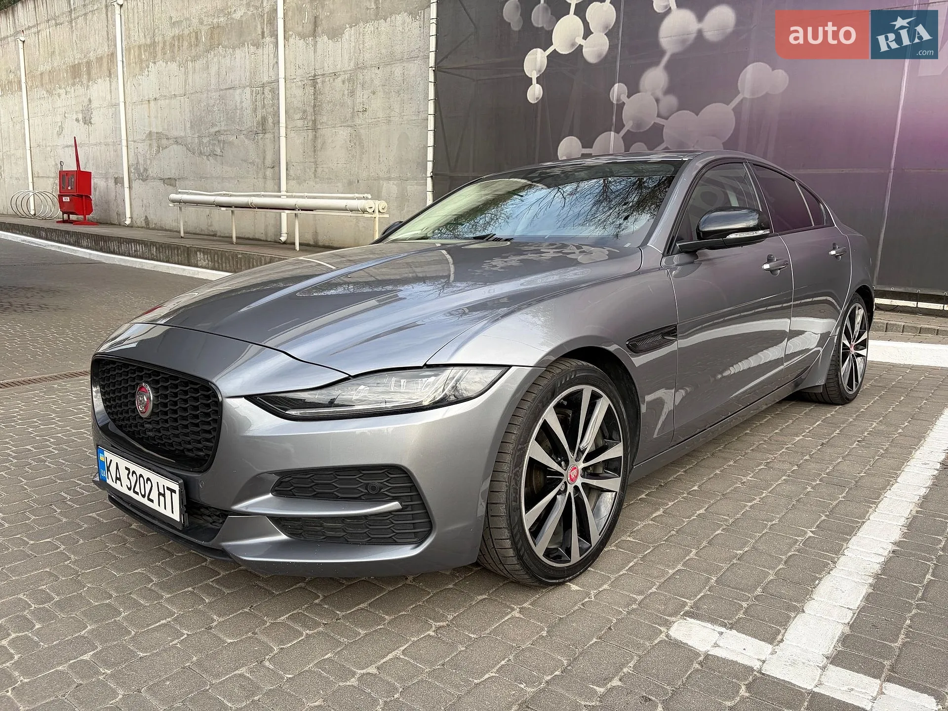2019 Jaguar XE - мініатюра 2