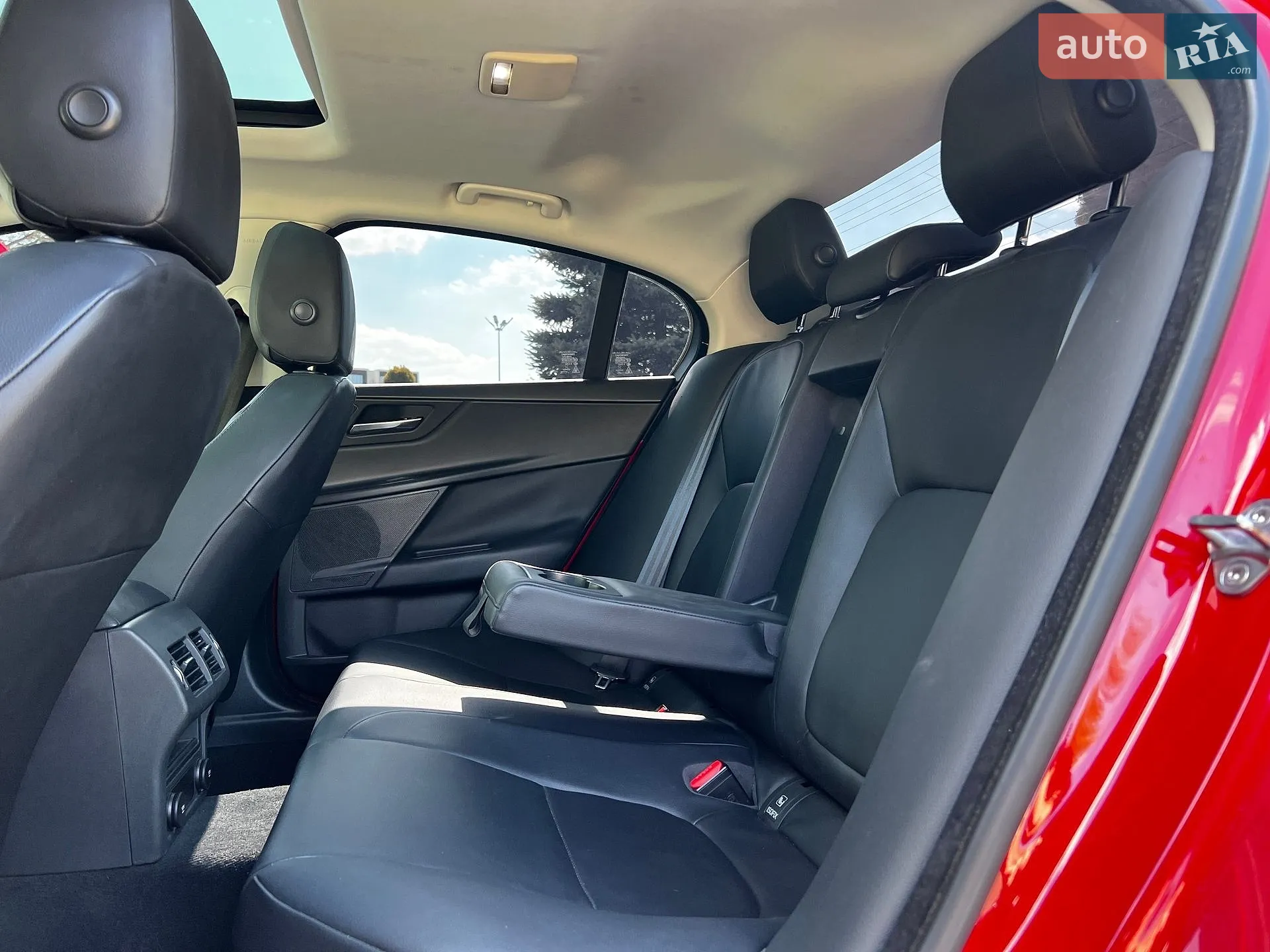 2018 Jaguar XE - мініатюра 19