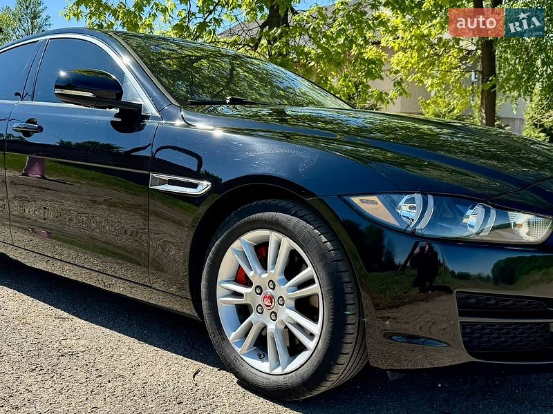 Седан Jaguar XE 2016 в Яворове