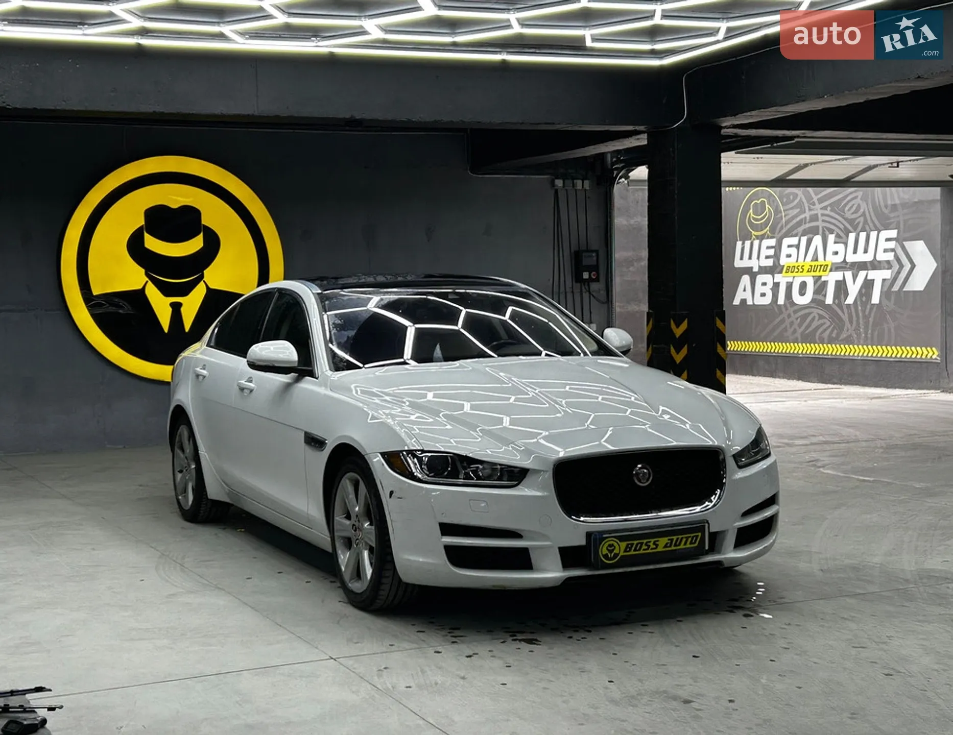 2016 Jaguar XE - мініатюра 3