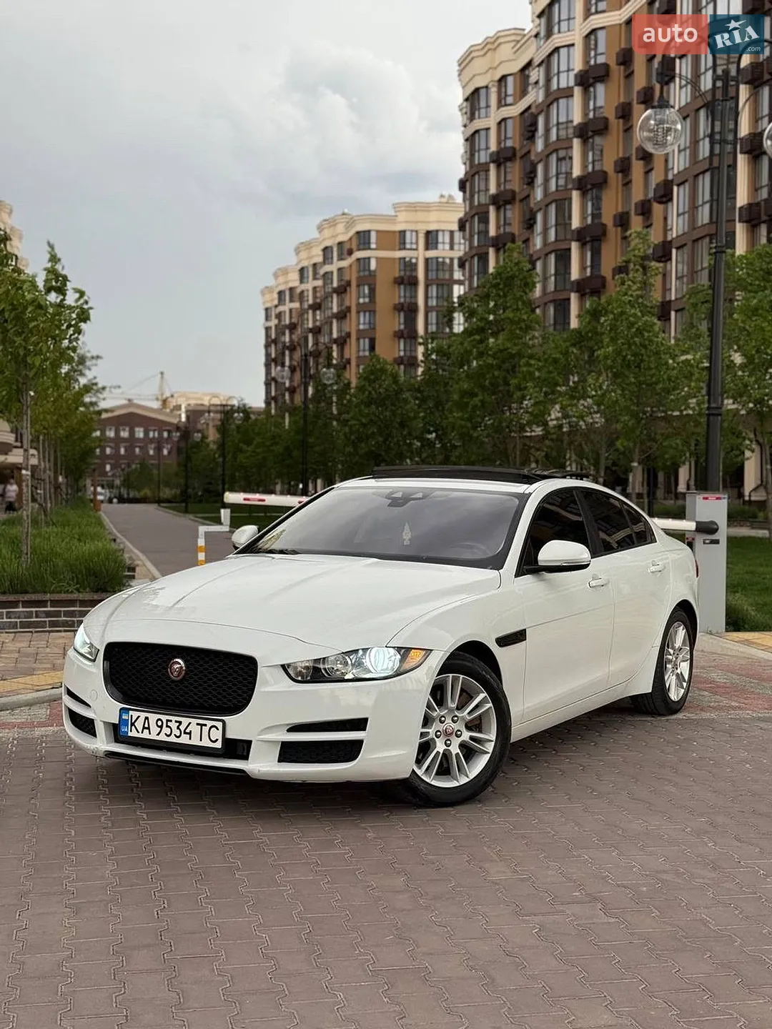 2017 Jaguar XE - мініатюра 2