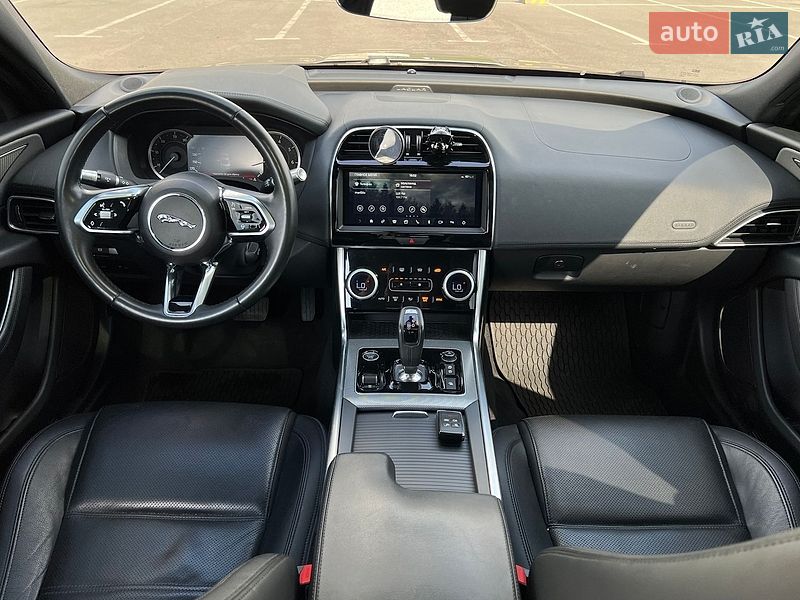 Седан Jaguar XE 2019 в Львове