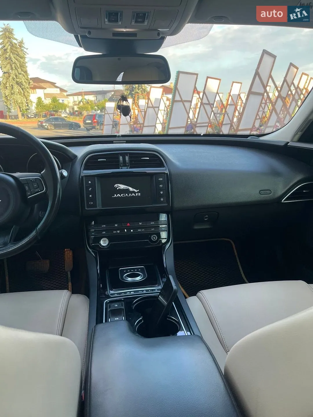 2016 Jaguar XE - мініатюра 5