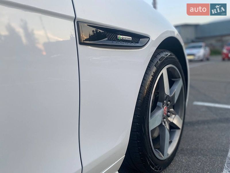 Седан Jaguar XE 2016 в Киеве