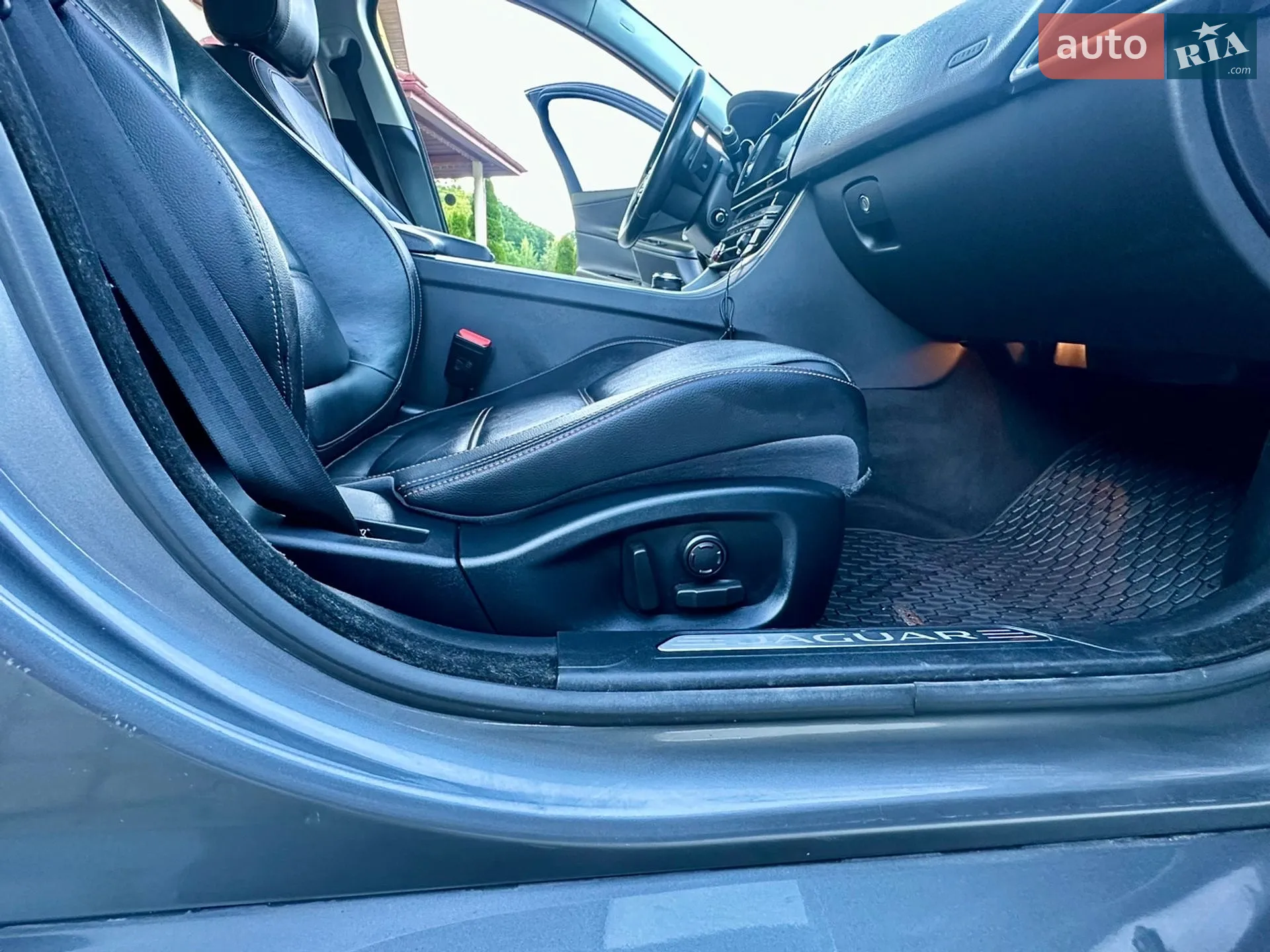 2017 Jaguar XE - мініатюра 31