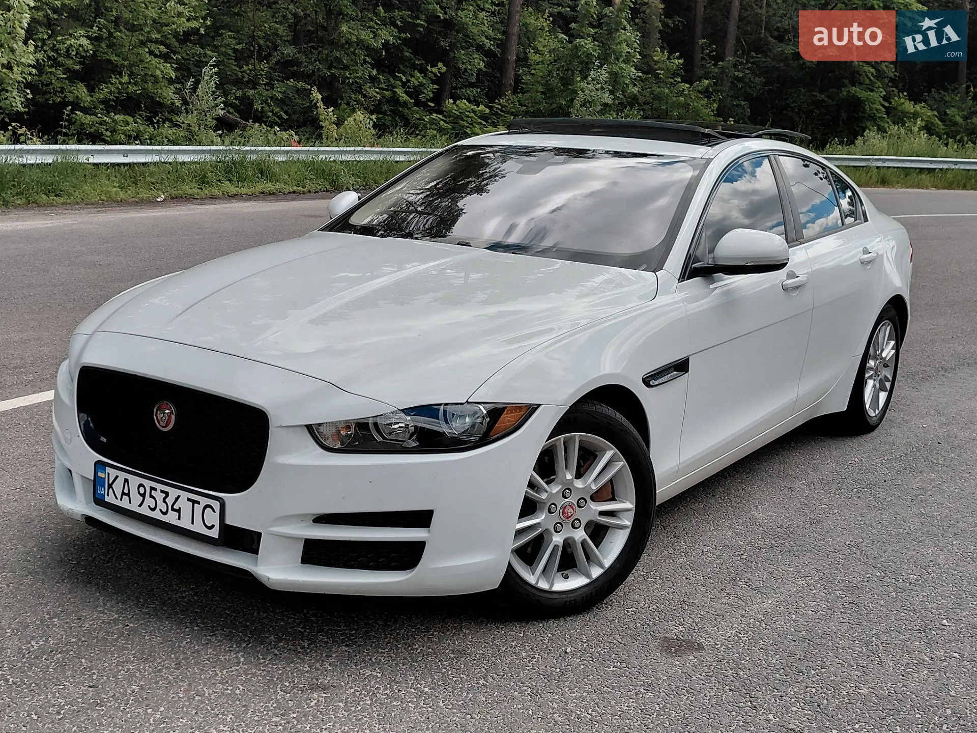 2017 Jaguar XE - мініатюра 2