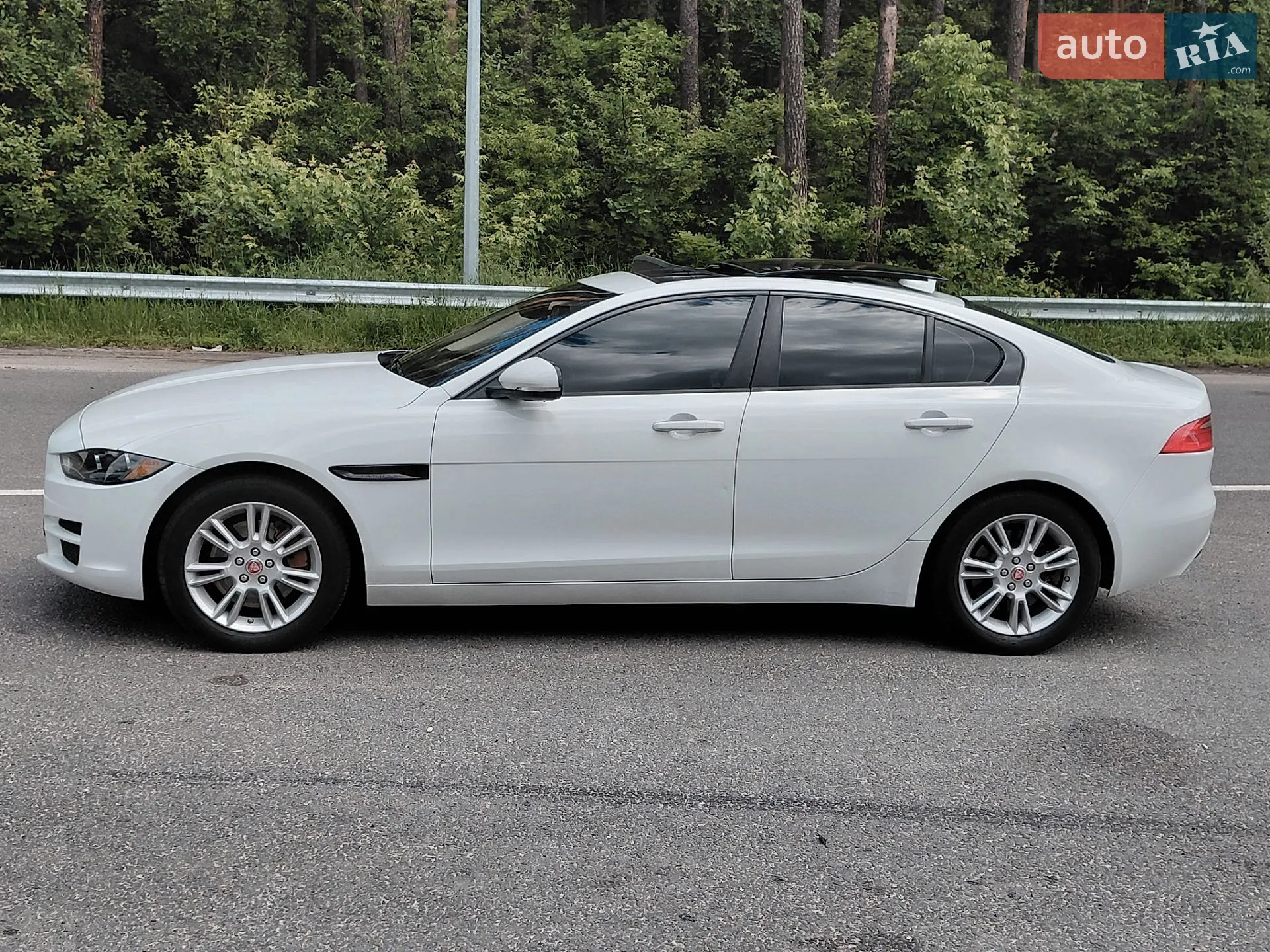 2017 Jaguar XE - мініатюра 18