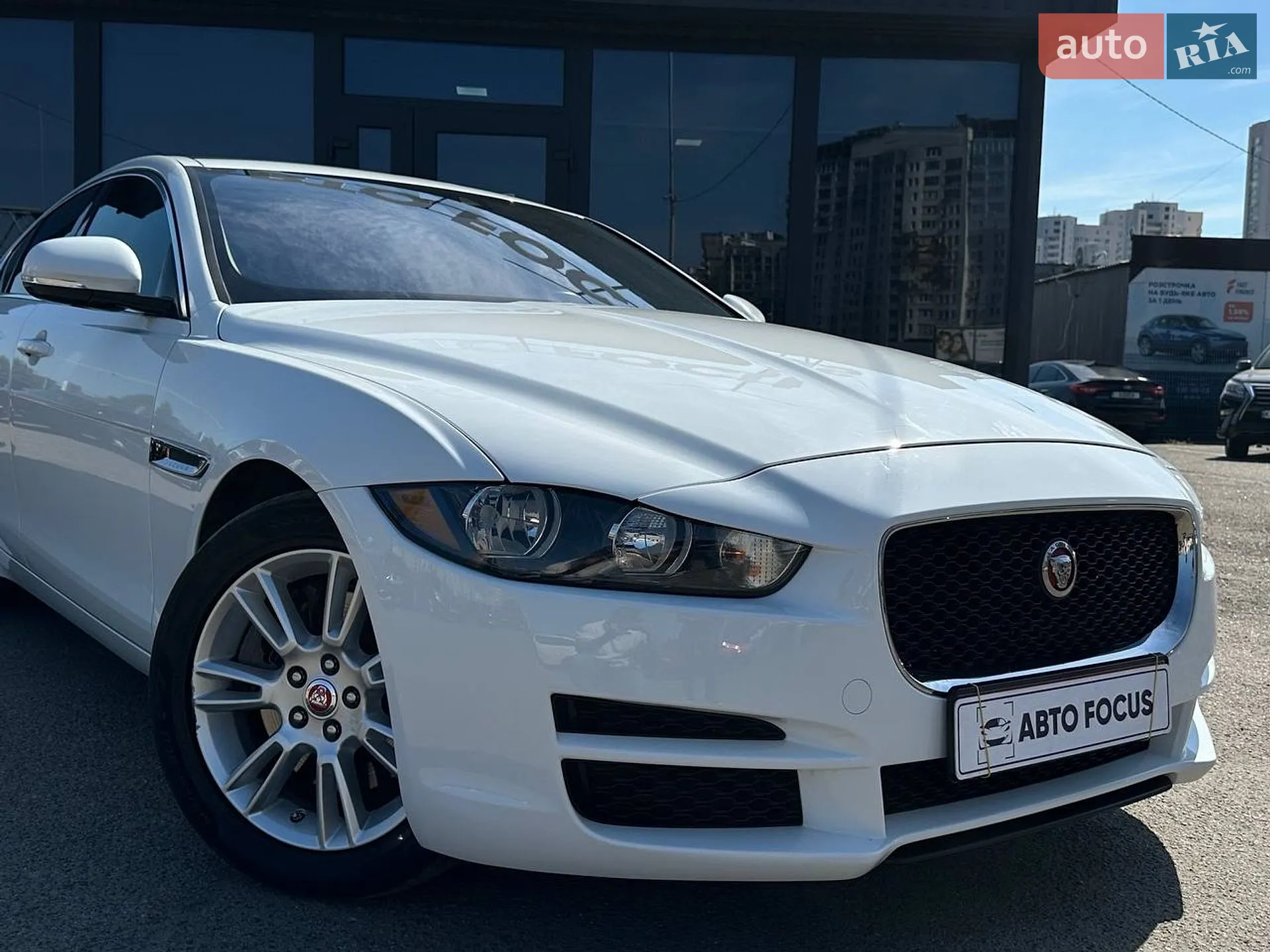 2018 Jaguar XE - мініатюра 2
