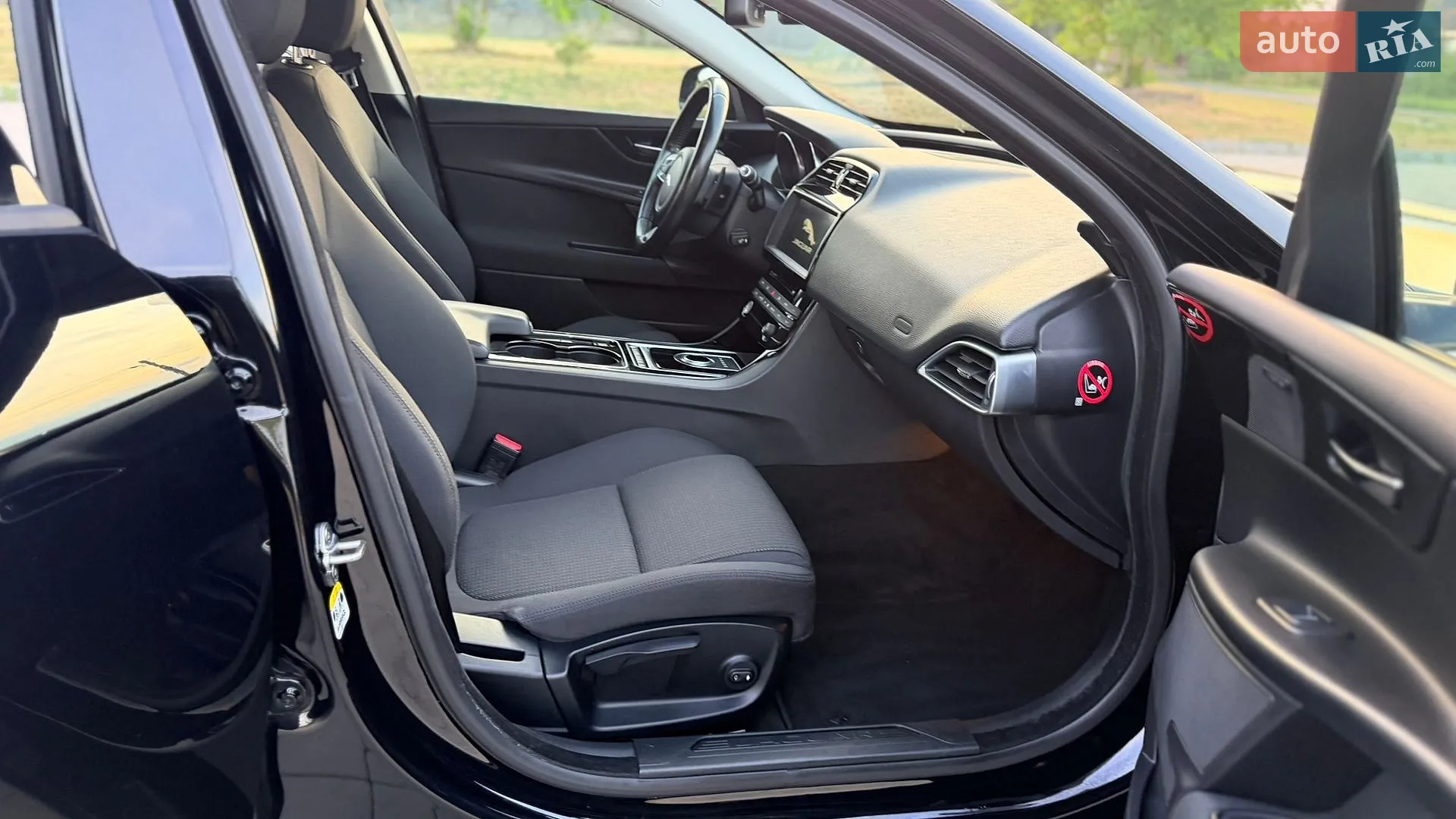2016 Jaguar XE - мініатюра 33