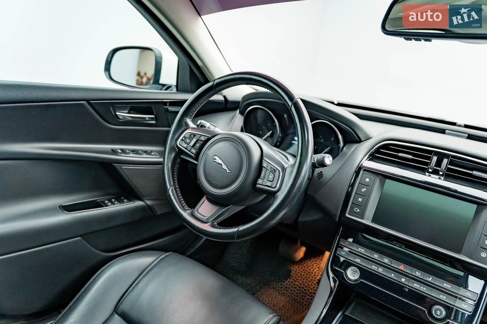2016 Jaguar XE - мініатюра 13