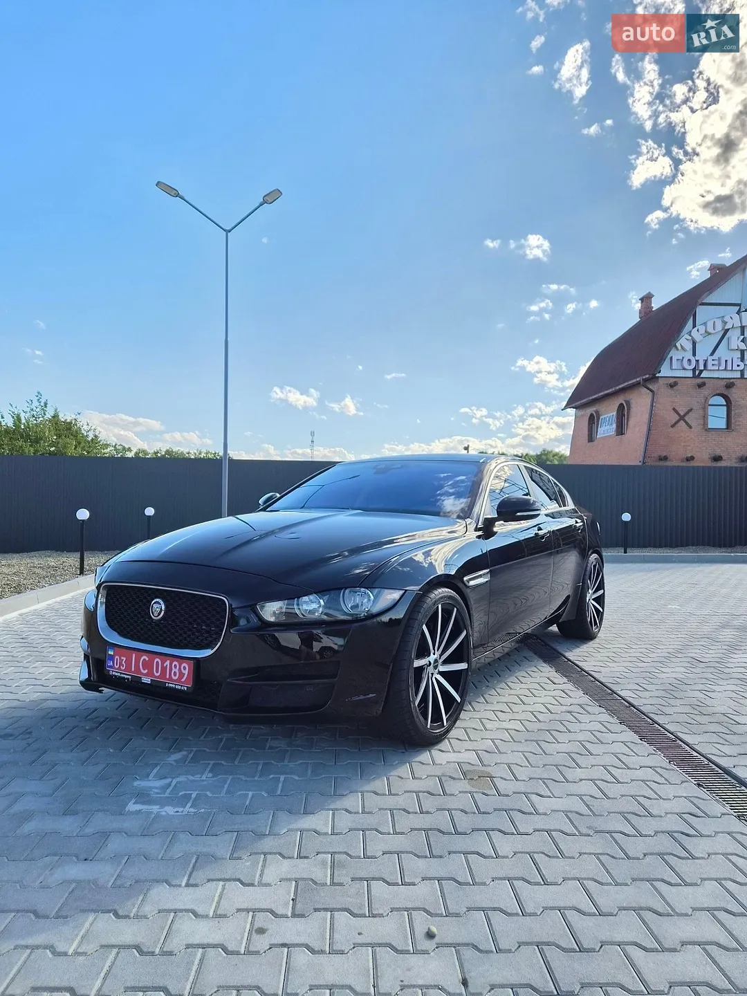 2019 Jaguar XE - мініатюра 2