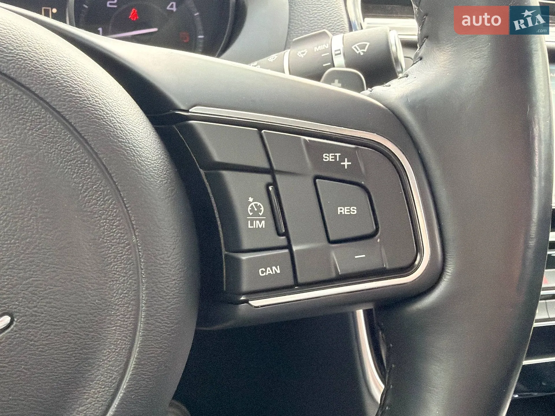 2015 Jaguar XE - мініатюра 32