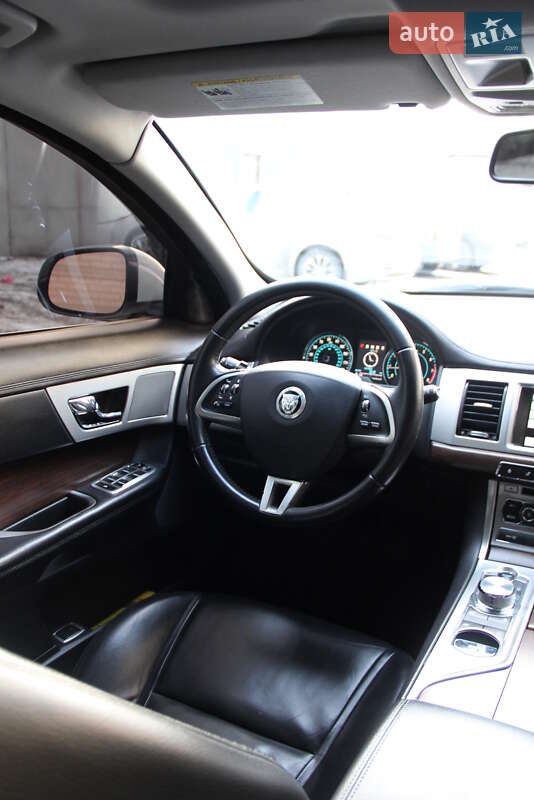 Седан Jaguar XF 2013 в Покровске