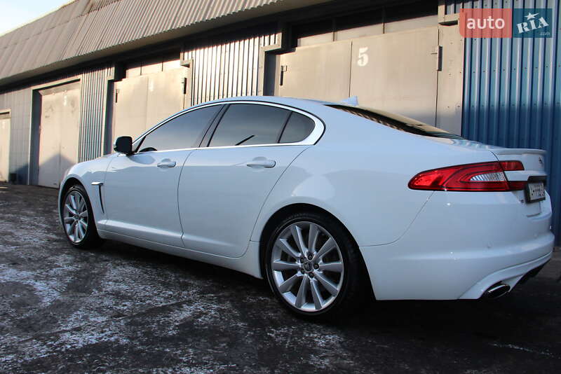 Седан Jaguar XF 2013 в Покровске