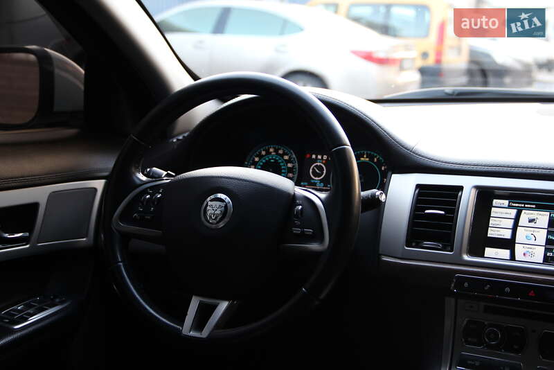 Седан Jaguar XF 2013 в Покровске