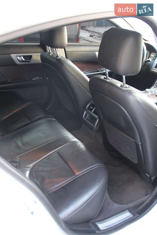 Седан Jaguar XF 2013 в Покровске