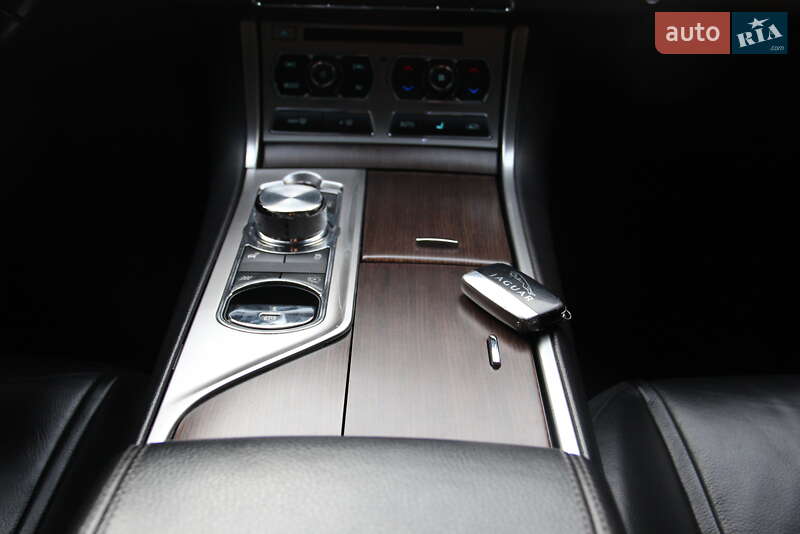 Седан Jaguar XF 2013 в Покровске
