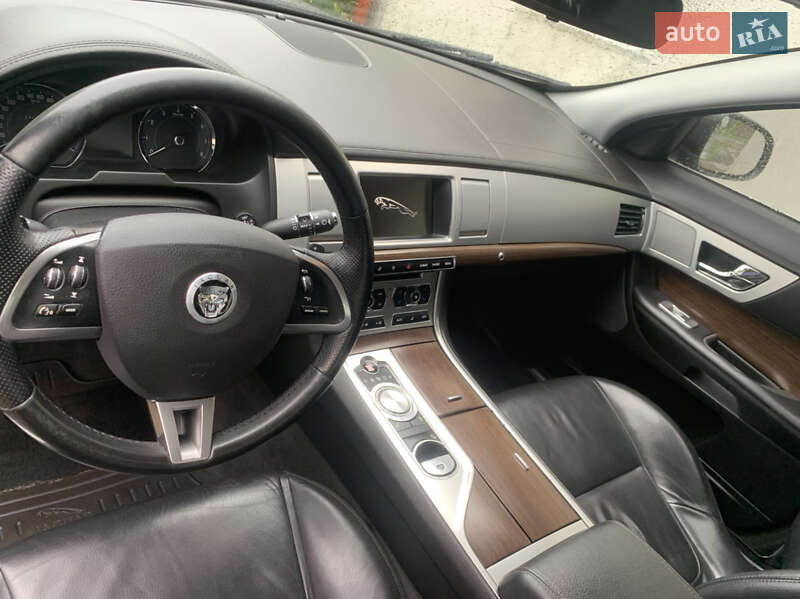 Седан Jaguar XF 2013 в Львове