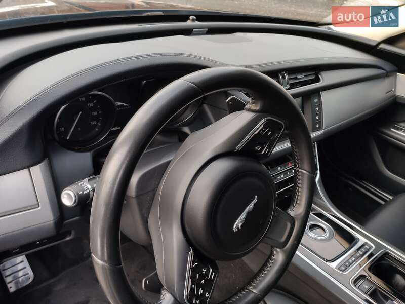 Седан Jaguar XF 2015 в Тячеві