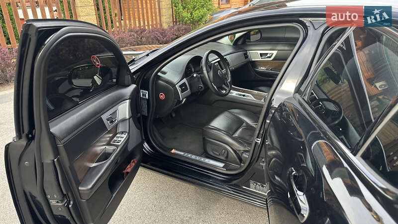 Седан Jaguar XF 2013 в Дніпрі