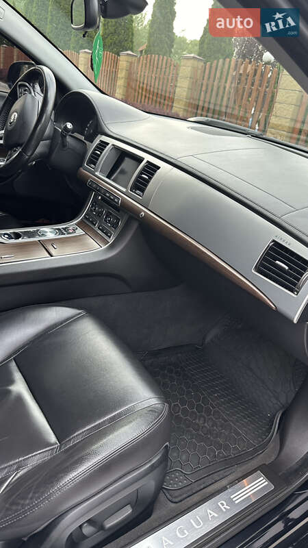 Седан Jaguar XF 2013 в Дніпрі