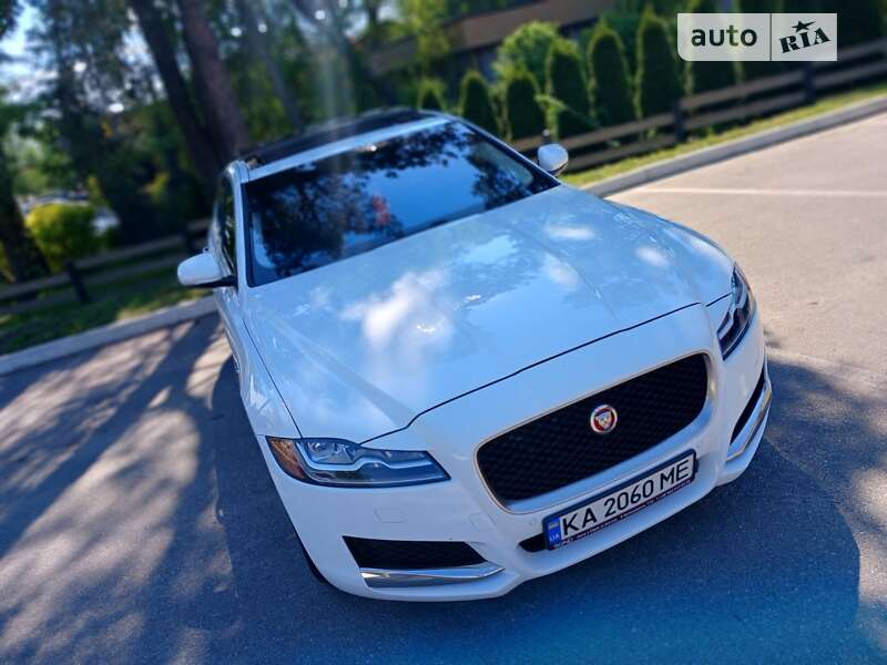 Седан Jaguar XF 2017 в Глевасі