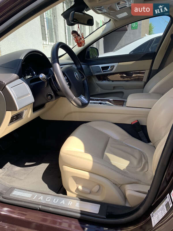 Седан Jaguar XF 2013 в Дніпрі