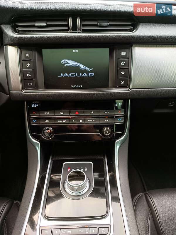 Седан Jaguar XF 2015 в Тячеві