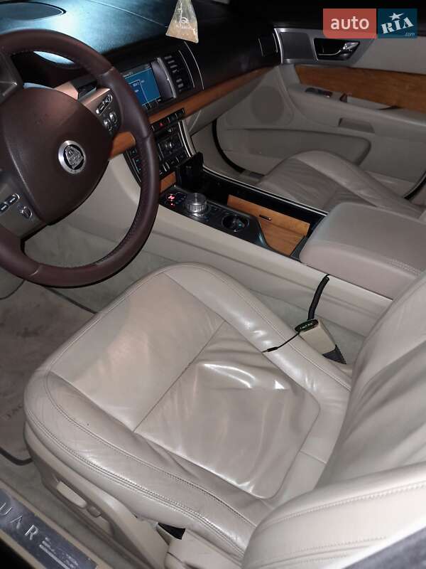 Седан Jaguar XF 2009 в Казатине