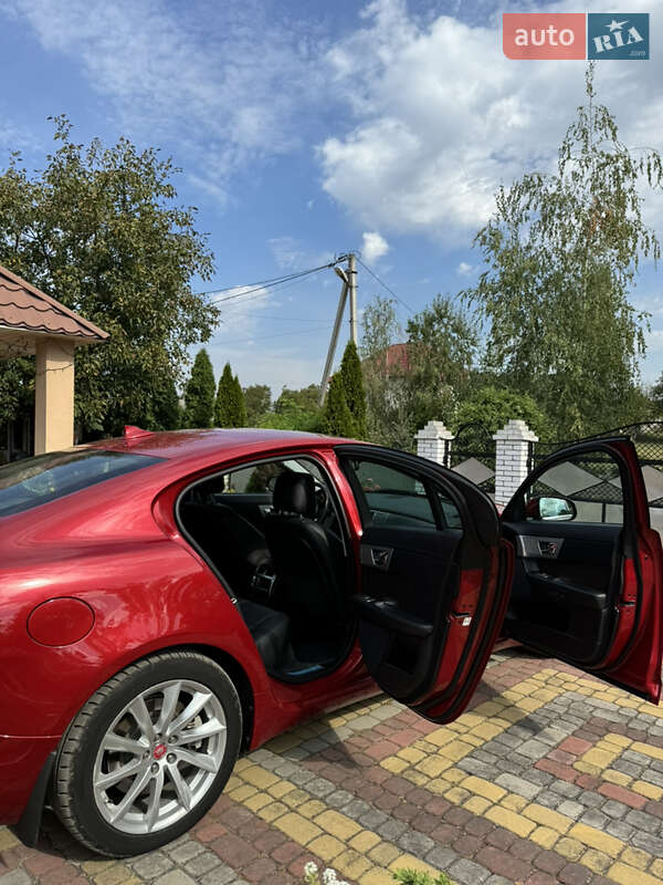 Седан Jaguar XF 2013 в Черновцах