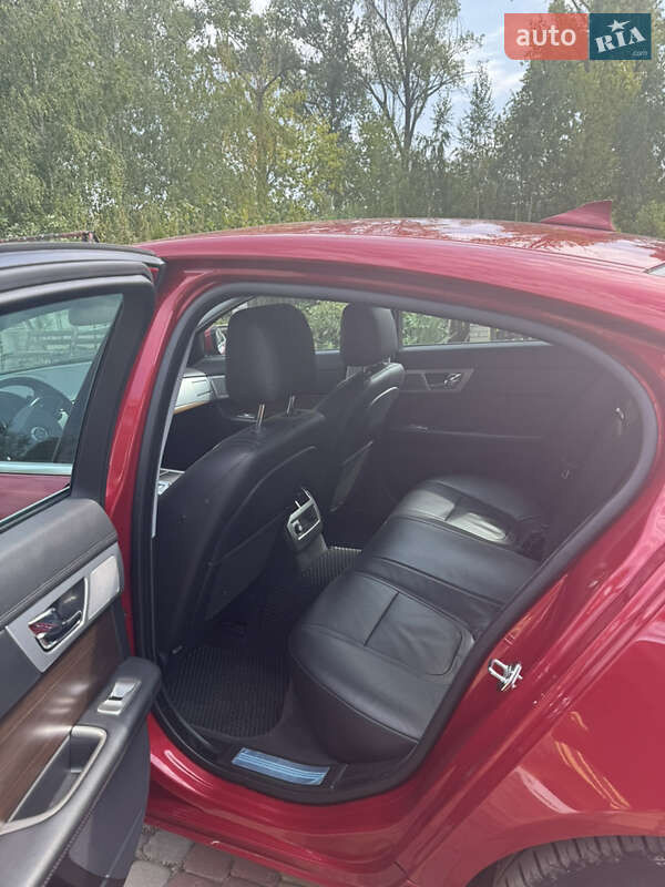 Седан Jaguar XF 2013 в Черновцах