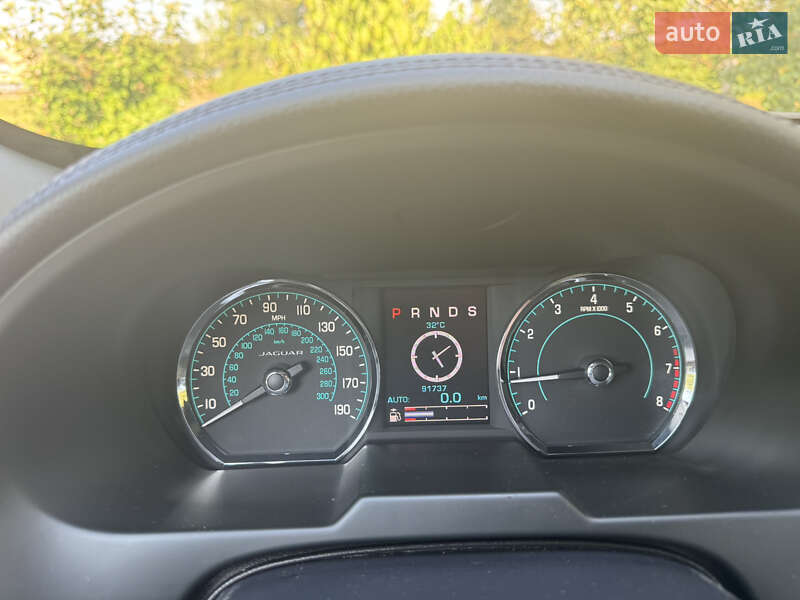 Седан Jaguar XF 2013 в Черновцах