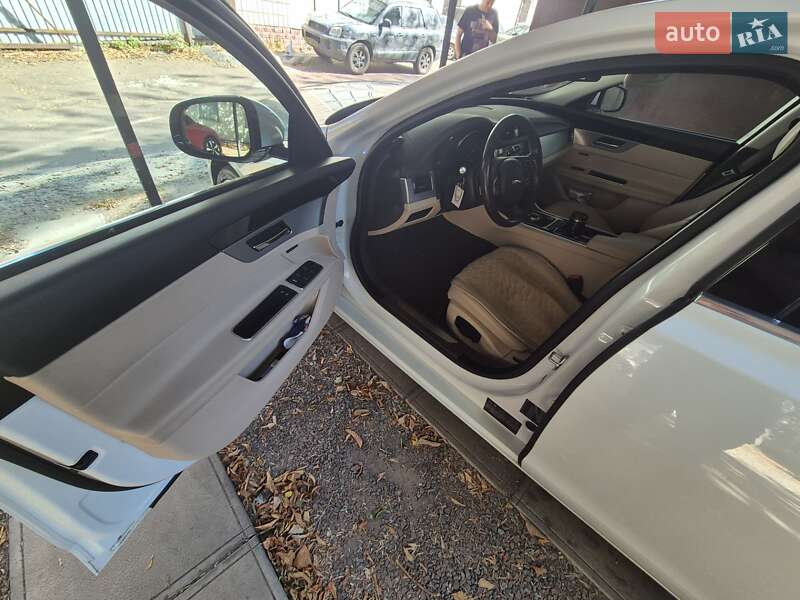 Седан Jaguar XF 2016 в Киеве