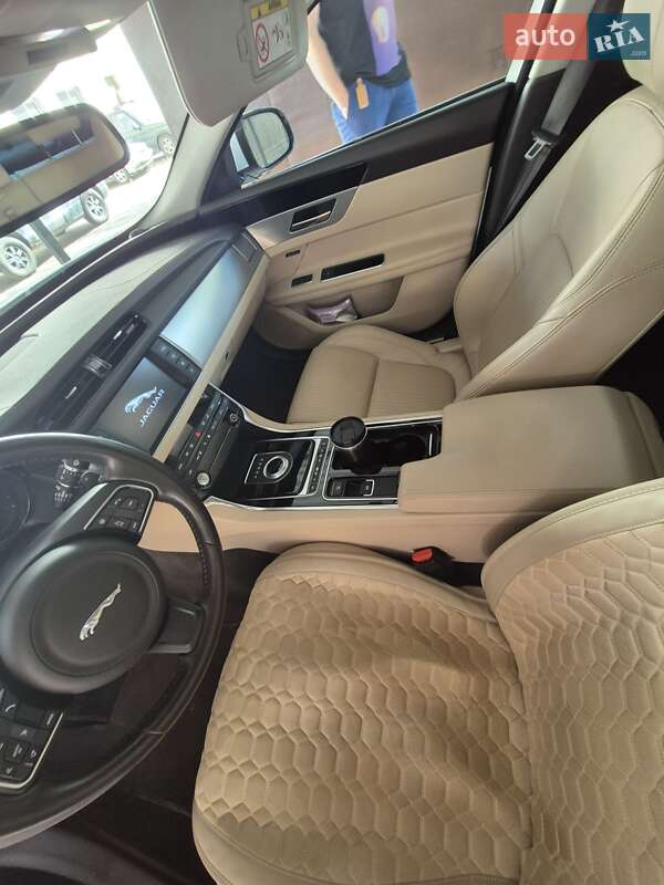 Седан Jaguar XF 2016 в Киеве