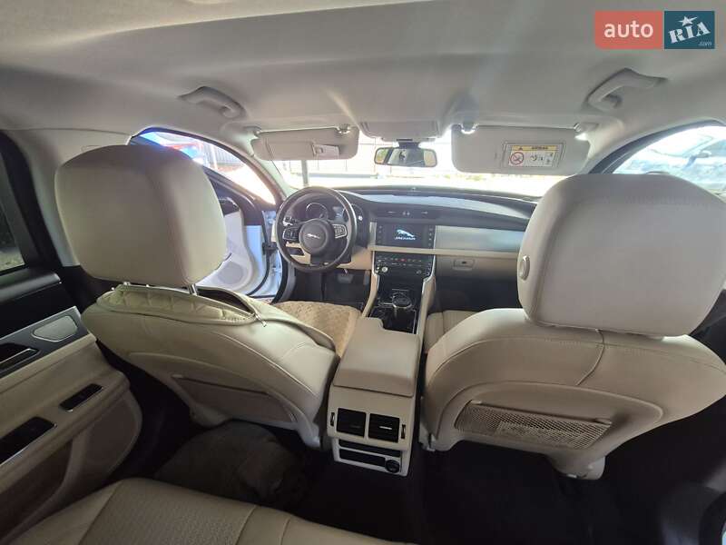 Седан Jaguar XF 2016 в Киеве